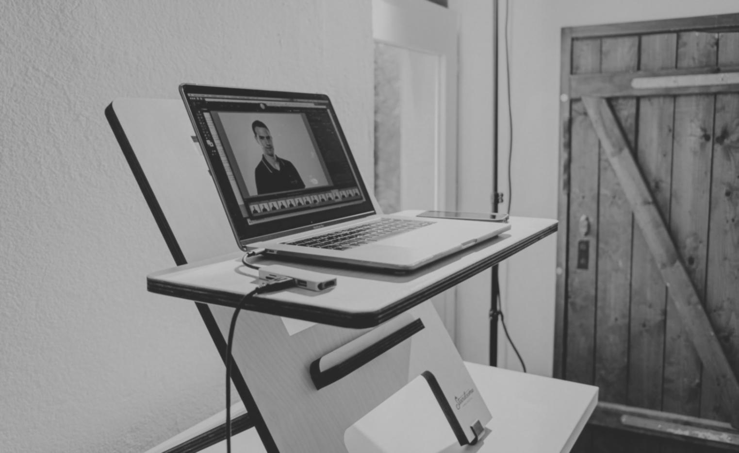 Bureau moderne avec ordinateur et analyses
