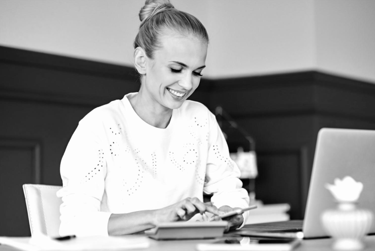 Espace de travail avec analyse financière sur écran