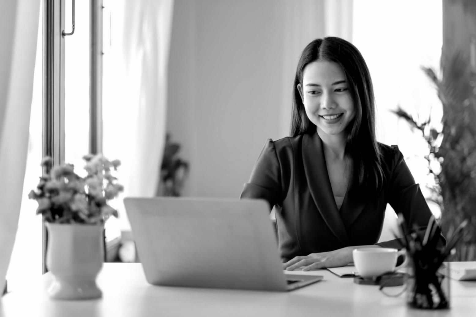 Bureau de modélisation financière moderne avec équipement professionnel